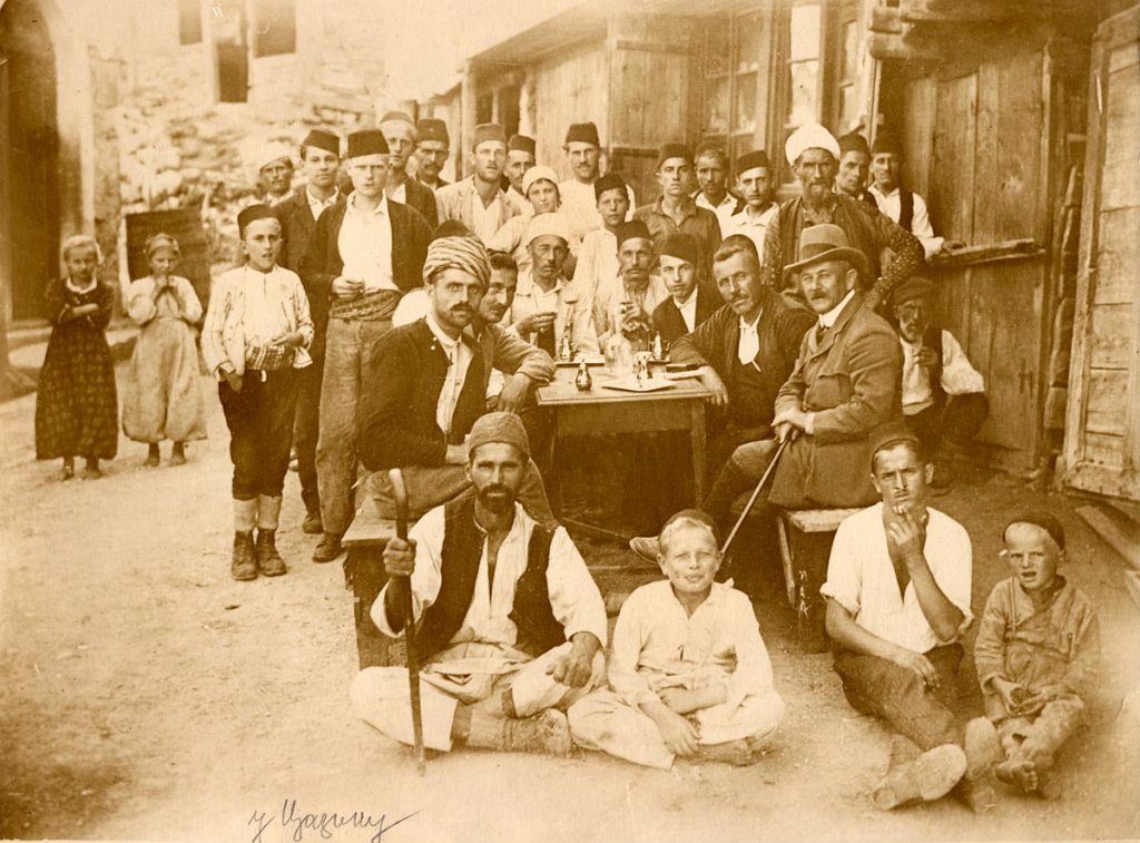 Јован Цвијић у Цазину са мештанима, 1923, фотографија, Музеј града Београда, ЈЦ 108